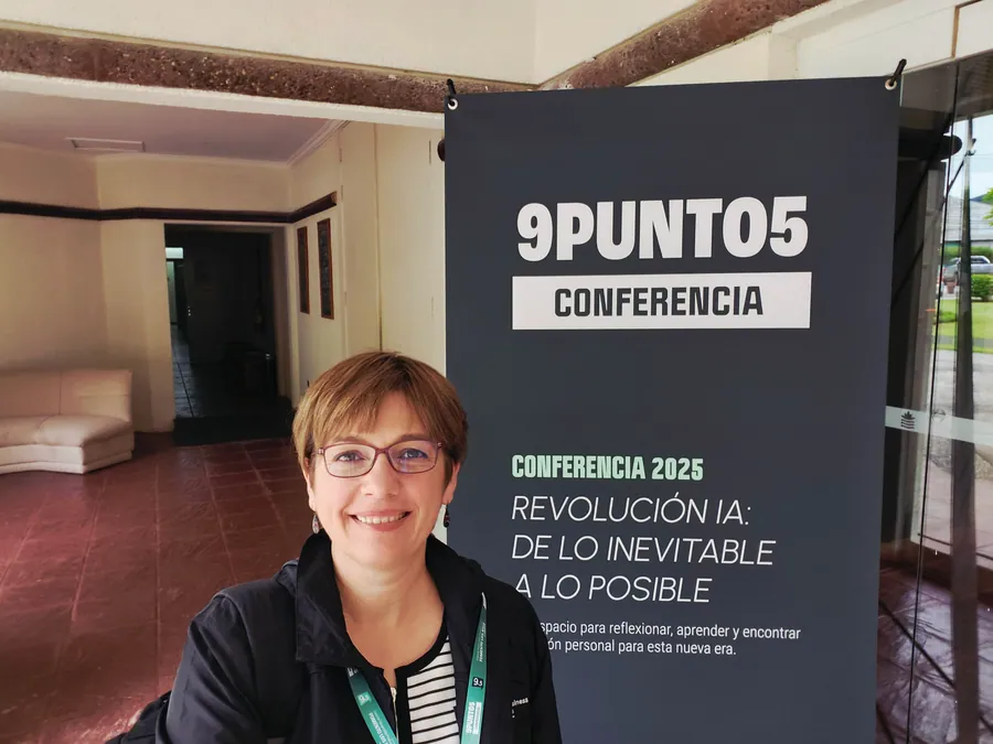 Adina Gray at the 9punto5 conference in Chile