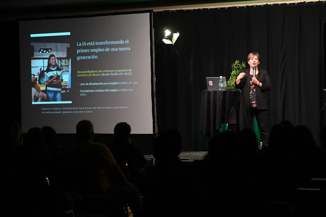 Adina speaking at the 9punto5 conference