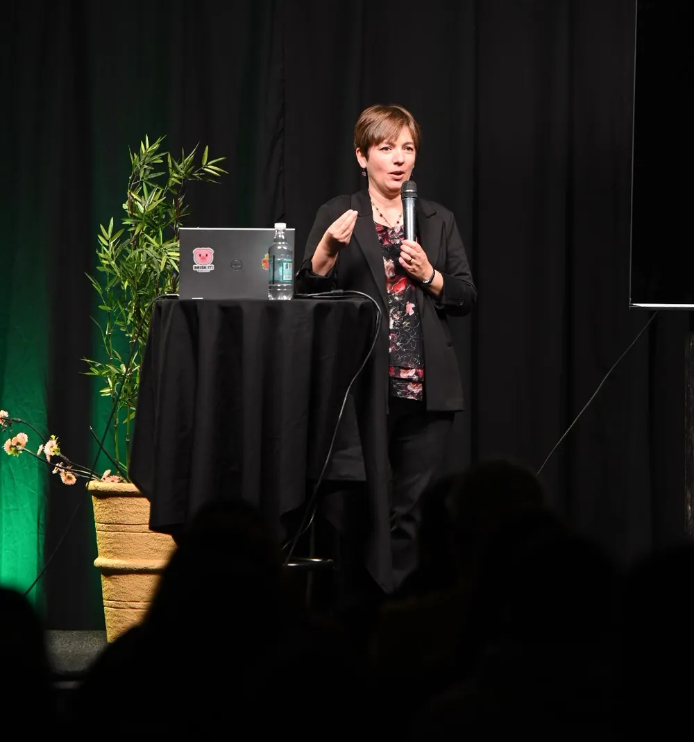 Adina Gray speaking at the 9punto5 AI Revolution Conference in Chile
